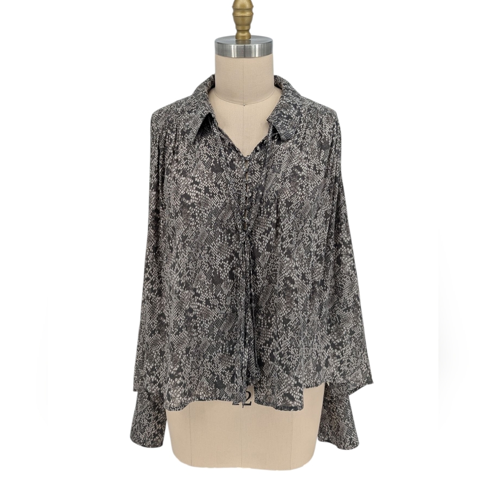 30045 Free People Snakeskin Print Flowy Button Front Top Gray size Large bohemia